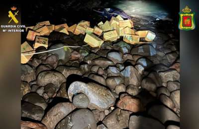 VIDEO: Drug smugglers caught in the act unloading two tons of hashish in Tenerife