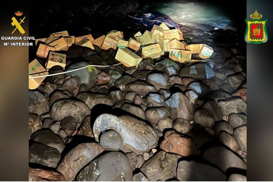 VIDEO: Drug smugglers caught in the act unloading two tons of hashish in Tenerife