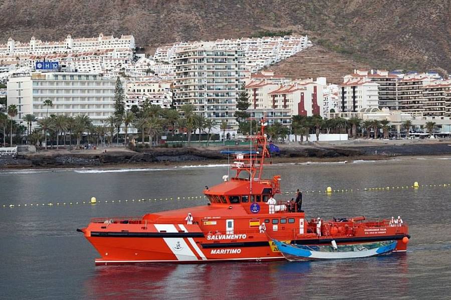 Maritime Rescue intercepts a boat with 61 migrants on board near Los Cristianos
