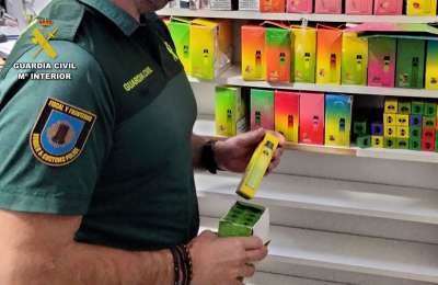 Guardia Civil seizes 8,000 illegal vapes and e-cigarettes in the Canary Islands 