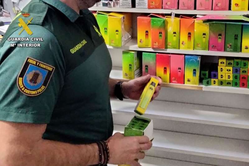 Guardia Civil seizes 8,000 illegal vapes and e-cigarettes in the Canary Islands 