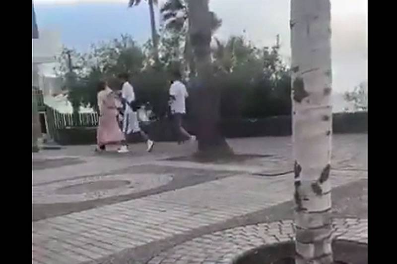 Off duty officers arrest two pickpockets caught robbing tourists in Playa de Las Americas