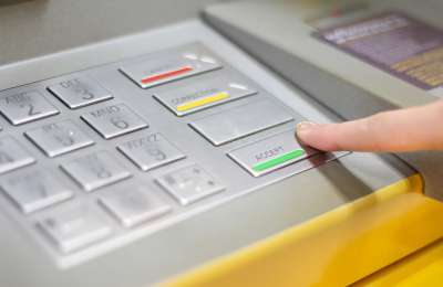 Man arrested for forcing victim to withdraw money from ATM in Mogán