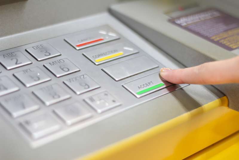Man arrested for forcing victim to withdraw money from ATM in Mogán