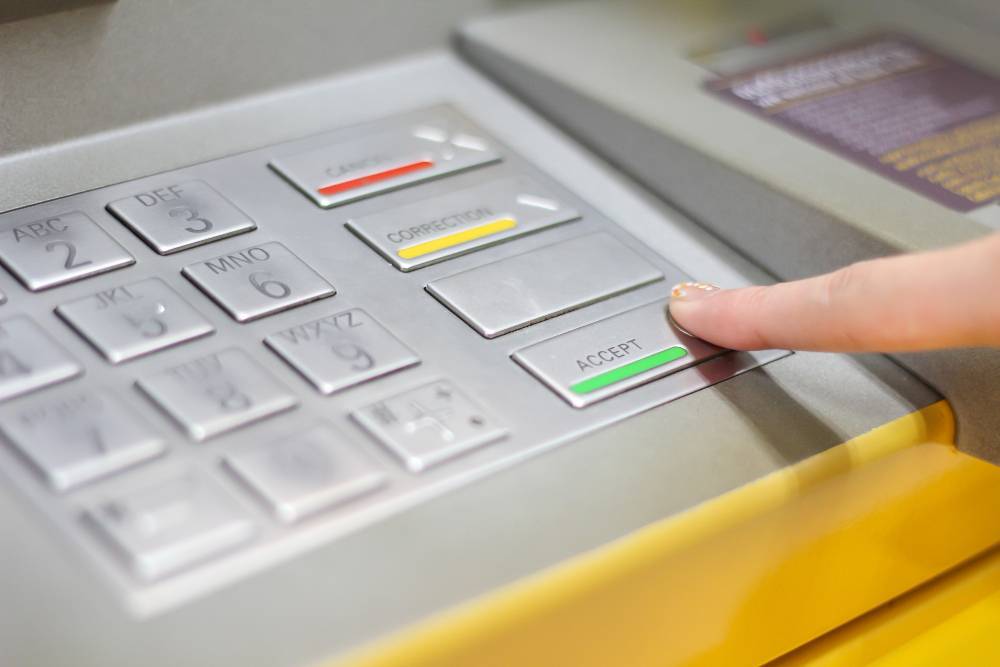 Man arrested for forcing victim to withdraw money from ATM in Mogán