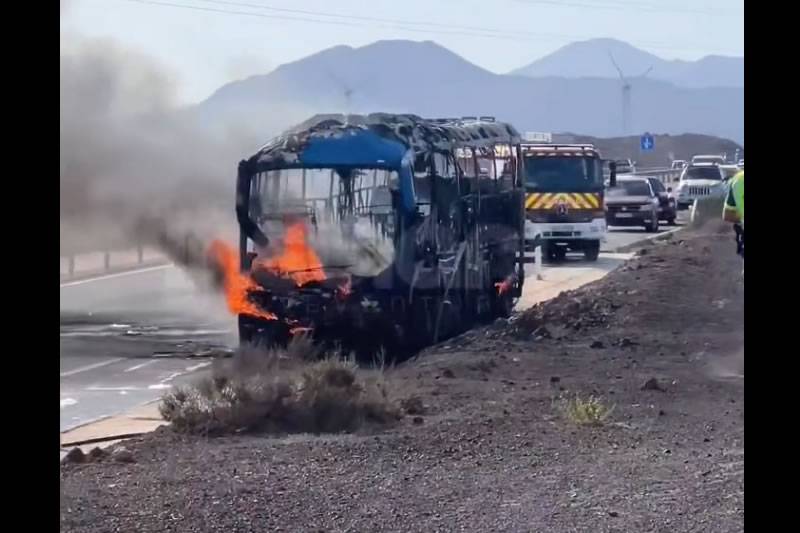 VIDEO: Bus fire on the FV-1 road to Corralejo in Fuerteventura