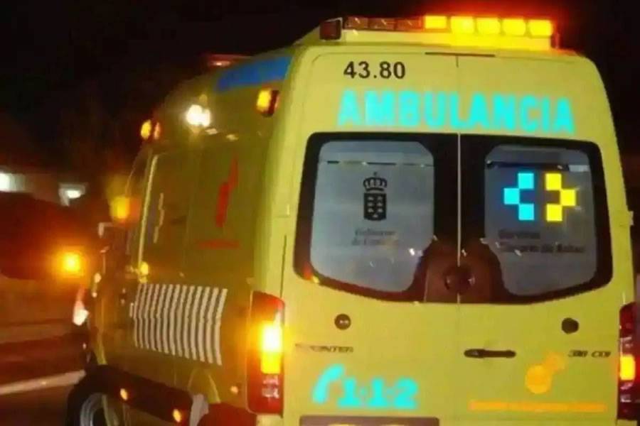 Woman falls into a four metre deep hole while walking down the street in Valverde