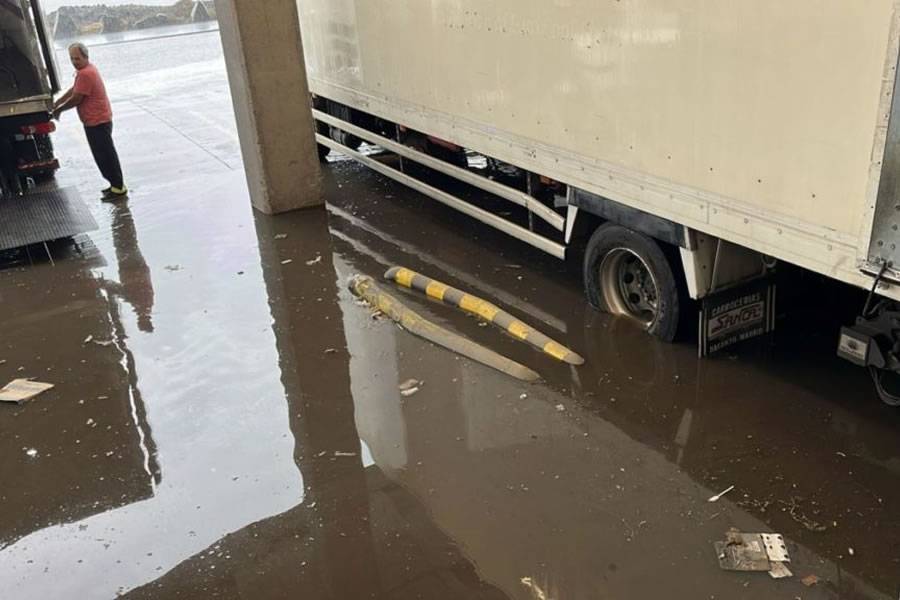 80 people trapped in a Tenerife supermarket due to floods 