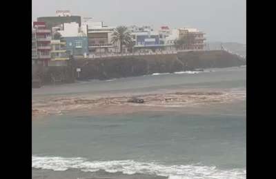 VIDEO: Car swept into the sea in Gran Canaria by heavy rains