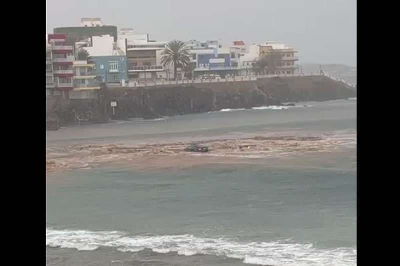 VIDEO: Car swept into the sea in Gran Canaria by heavy rains