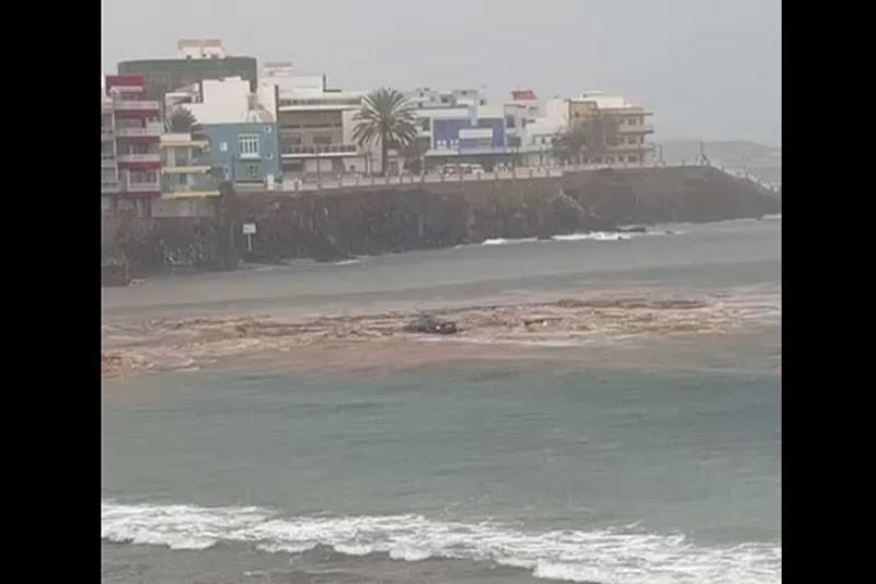 VIDEO: Car swept into the sea in Gran Canaria by heavy rains