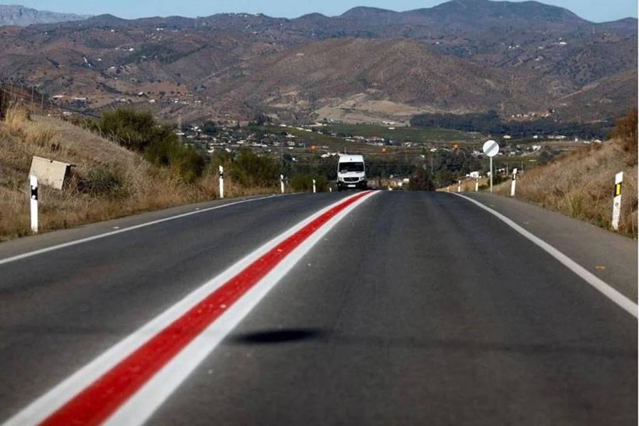 DGT introduces red line on roads with €400 fines for overtaking
