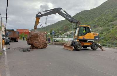 Large boulder removed from road in La Laguna that fell during heavy rains