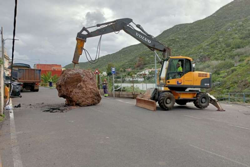 Large boulder removed from road in La Laguna that fell during heavy rains