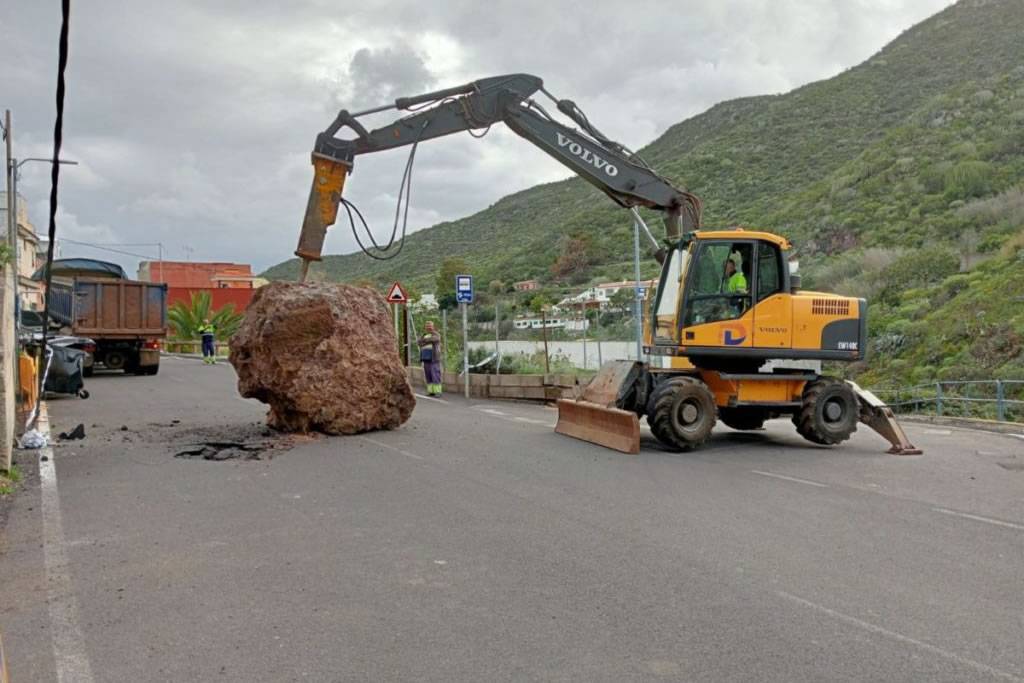 Large boulder removed from road in La Laguna that fell during heavy rains