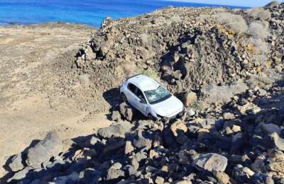 Two injured as car rolls down a ravine in Fuerteventura