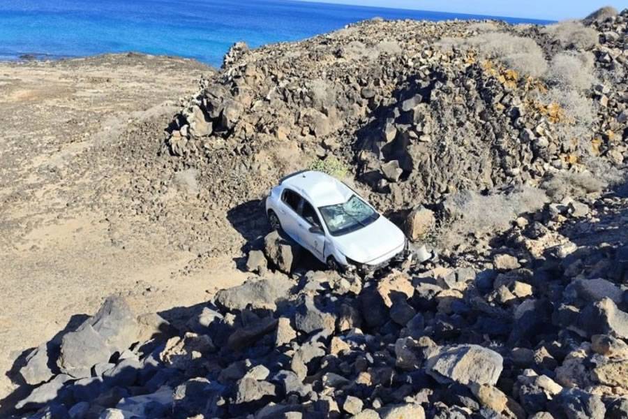 Two injured as car rolls down a ravine in Fuerteventura