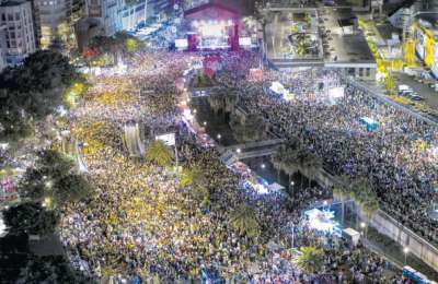 Over 400,000 people flock to Santa Cruz for the final night of Carnival 