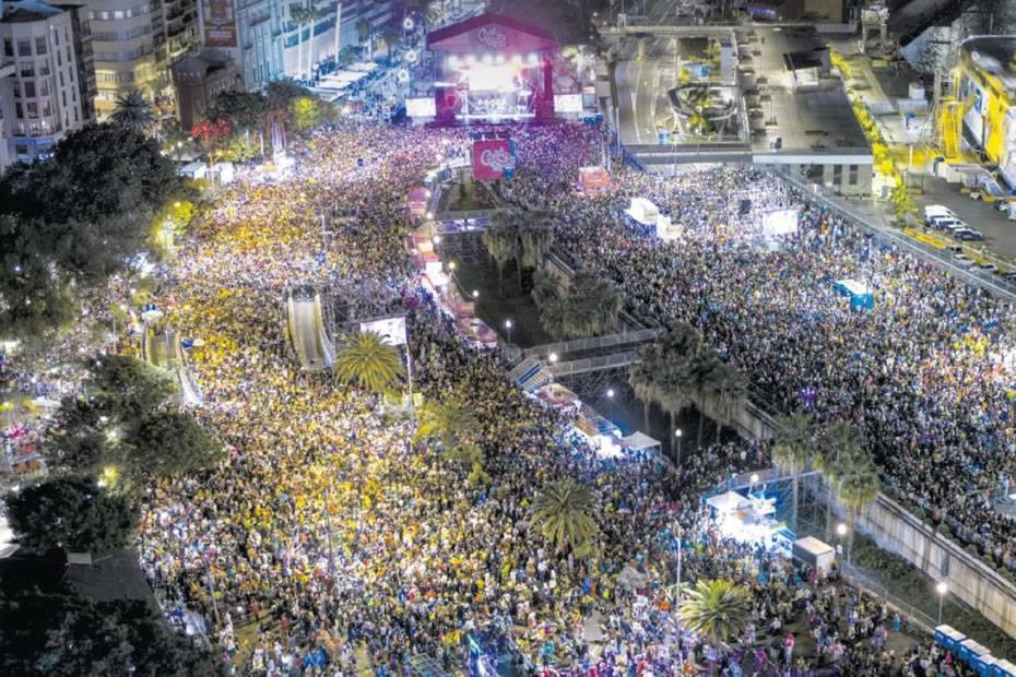 Over 400,000 people flock to Santa Cruz for the final night of Carnival 