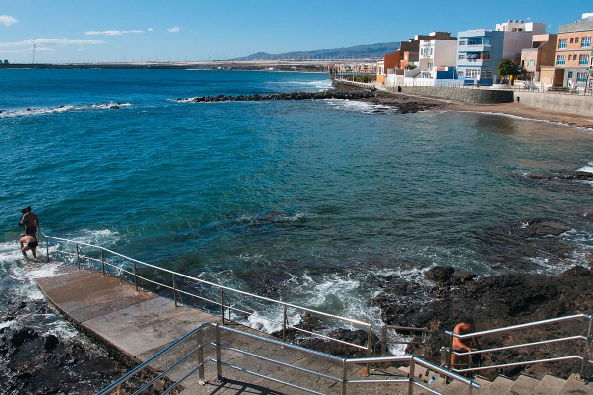 Man drowns off Canary coast: Emergency services unable to save him
