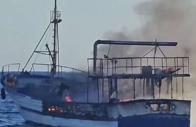 Government activates pollution alert due to oil slick from fishing boat sinking