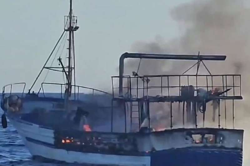 Government activates pollution alert due to oil slick from fishing boat sinking