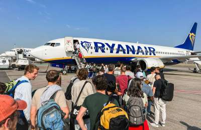 Ryanair to impose €100 fine for passengers late at boarding gates