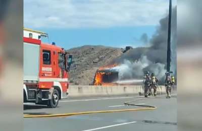 Huge congestion as minibus catches fire on the GC-1 motorway 
