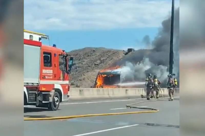 Huge congestion as minibus catches fire on the GC-1 motorway 