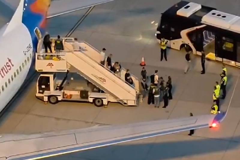 VIDEO: Guardia Civil waiting in Tenerife for 15 drunk passengers on Jet2 flight 