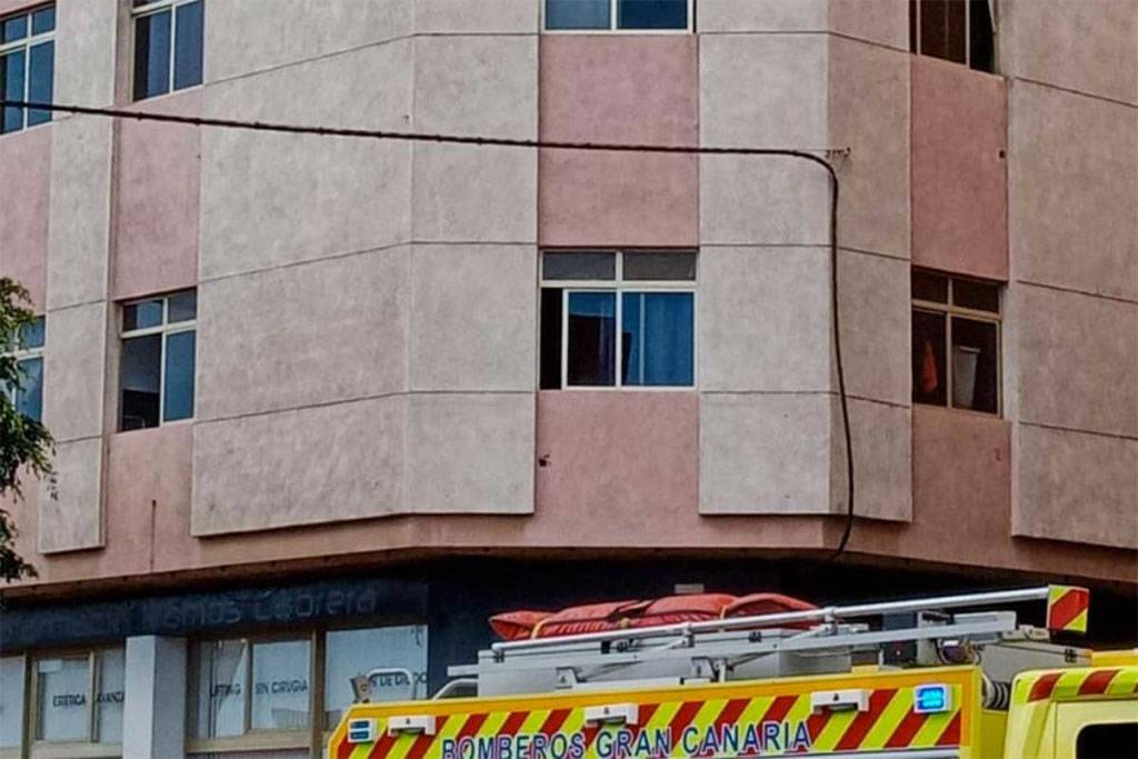 Residential building in Vecindario evacuated due to risk of collapse