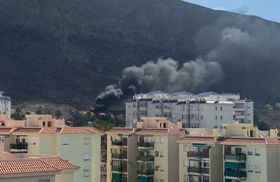 A thick black column of smoke engulfs Los Cristianos