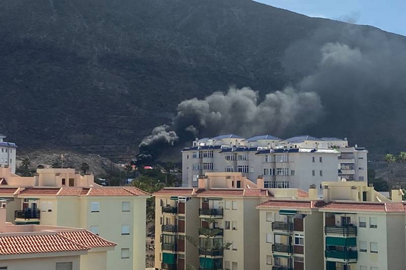 A thick black column of smoke engulfs Los Cristianos