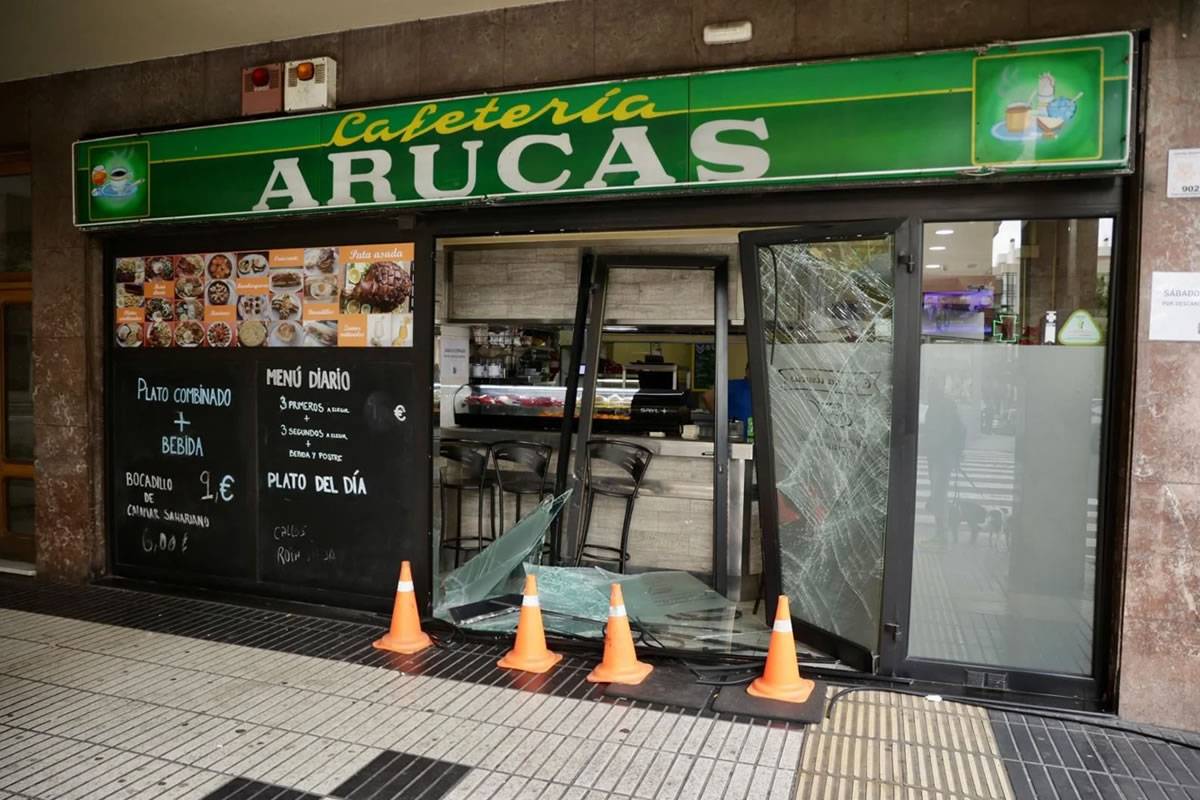 Thieves crash car into café to rob it but flee empty-handed