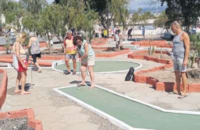 Residents of Ten-Bel restore and reopen minigolf after 30 years in ruins