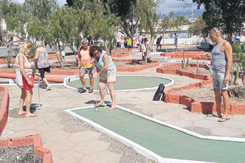 Residents of Ten-Bel restore and reopen minigolf after 30 years in ruins