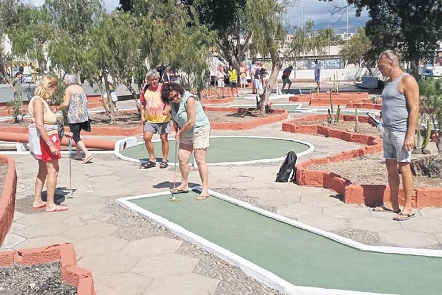 Residents of Ten-Bel restore and reopen minigolf after 30 years in ruins