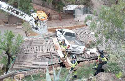 Man dies as car veers off road and lands on a building in a ravine in the south of Tenerife