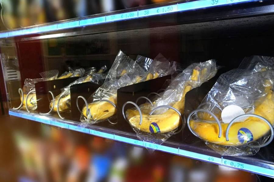 Healthy snacking for students as Canarian bananas are available in school vending machines