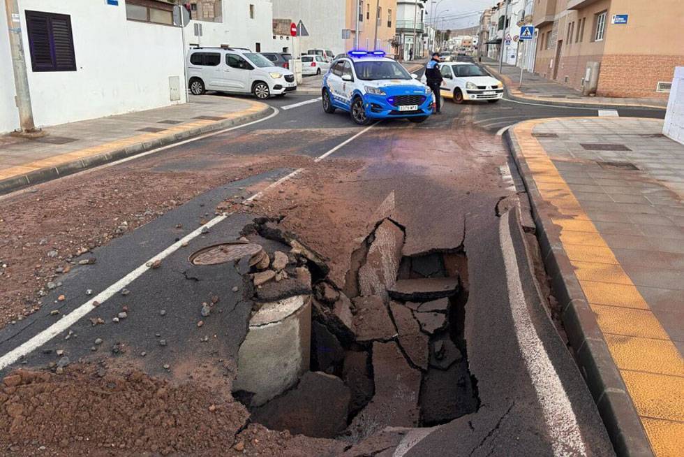 Another road collapses in Lanzarote due to underground sewage problems