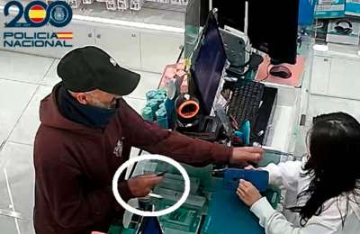 Man arrested for armed robbery of two jewellery shops tries to escape on a bus