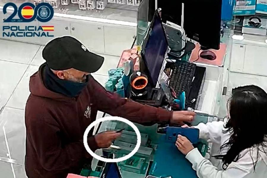 Man arrested for armed robbery of two jewellery shops tries to escape on a bus