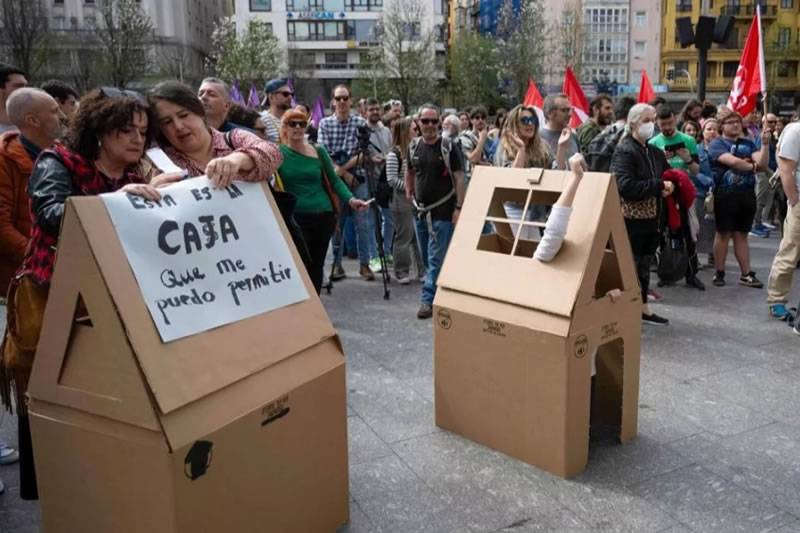 Hundreds rally in the Canary Islands for the right to decent affordable housing 