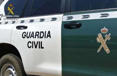 Guardia Civil rescue a baby locked inside a car in Gran Canaria