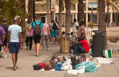 Police stop street sellers of fake designer goods in Los Cristianos and Playa de las Americas