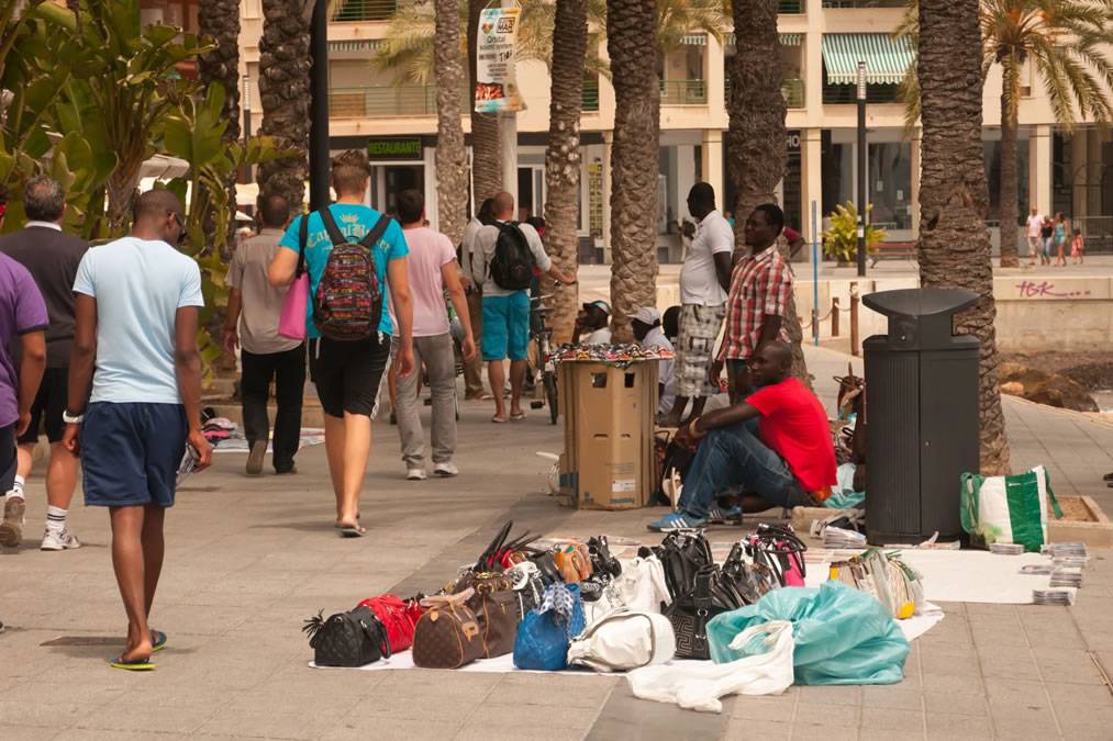 Police stop street sellers of fake designer goods in Los Cristianos and Playa de las Americas