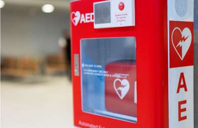 Wife's campaign to distribute defibrillators across Lanzarote following husband's cardiac arrest