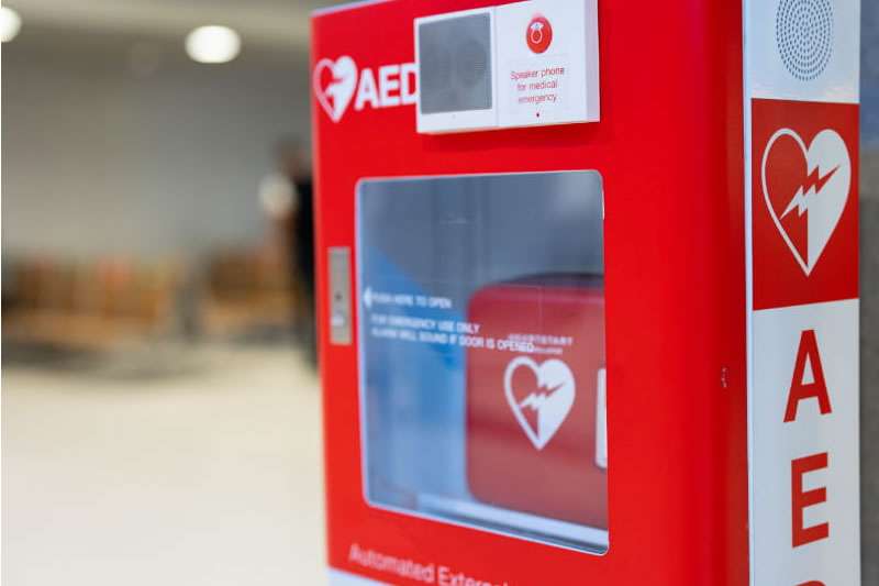 Wife's campaign to distribute defibrillators across Lanzarote following husband's cardiac arrest