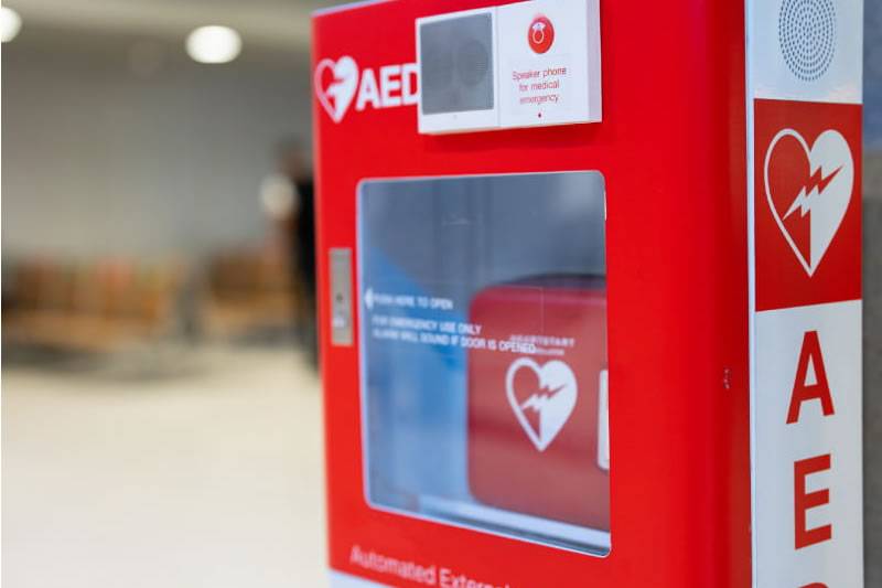 Wife's campaign to distribute defibrillators across Lanzarote following husband's cardiac arrest