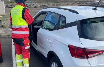 Baby rescued from locked car by firefighters in Puerto del Carmen